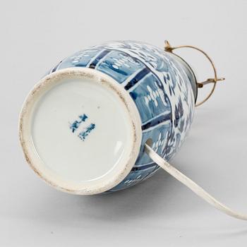 BORDSLAMPA, porslin, Kina, 1900-tal.