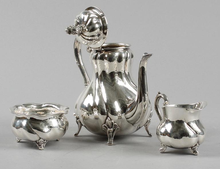 KAFFESERVIS, 3 delar. Silver, utl stämplar med svensk importstämpel. Rokokostil, 1900-tal. Ca 900gr.