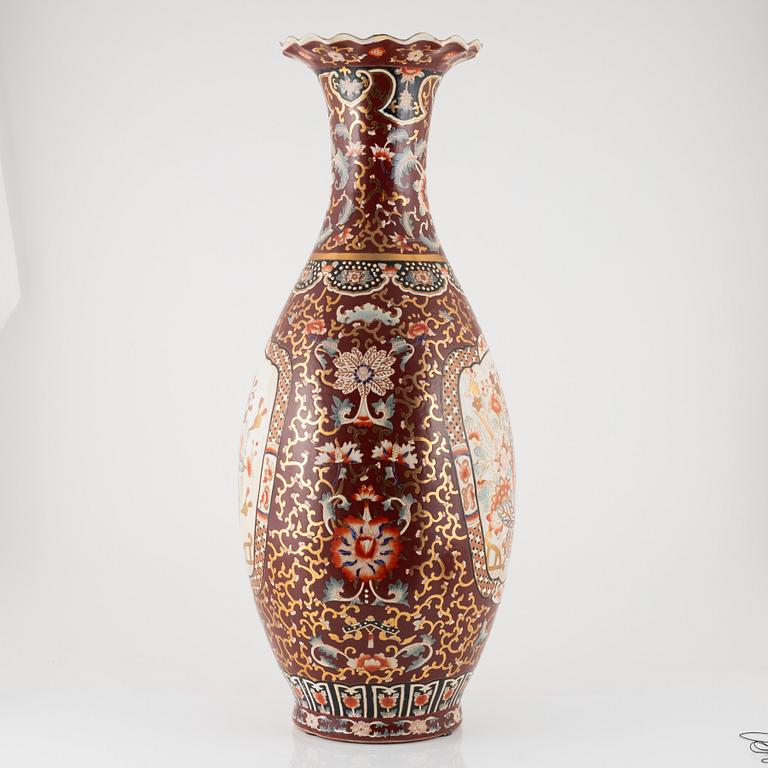 A large Japanese vase, 20th century.