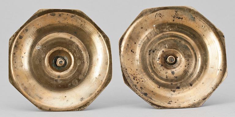 LJUSSTAKAR, ett par, mässing, barock, Sverige, 1700-tal.