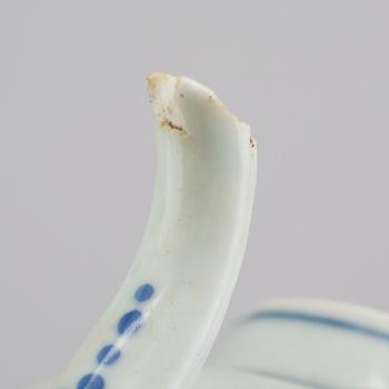 TEKANNA SAMT VINKANNA, porslin, Kina, 1700-tal.