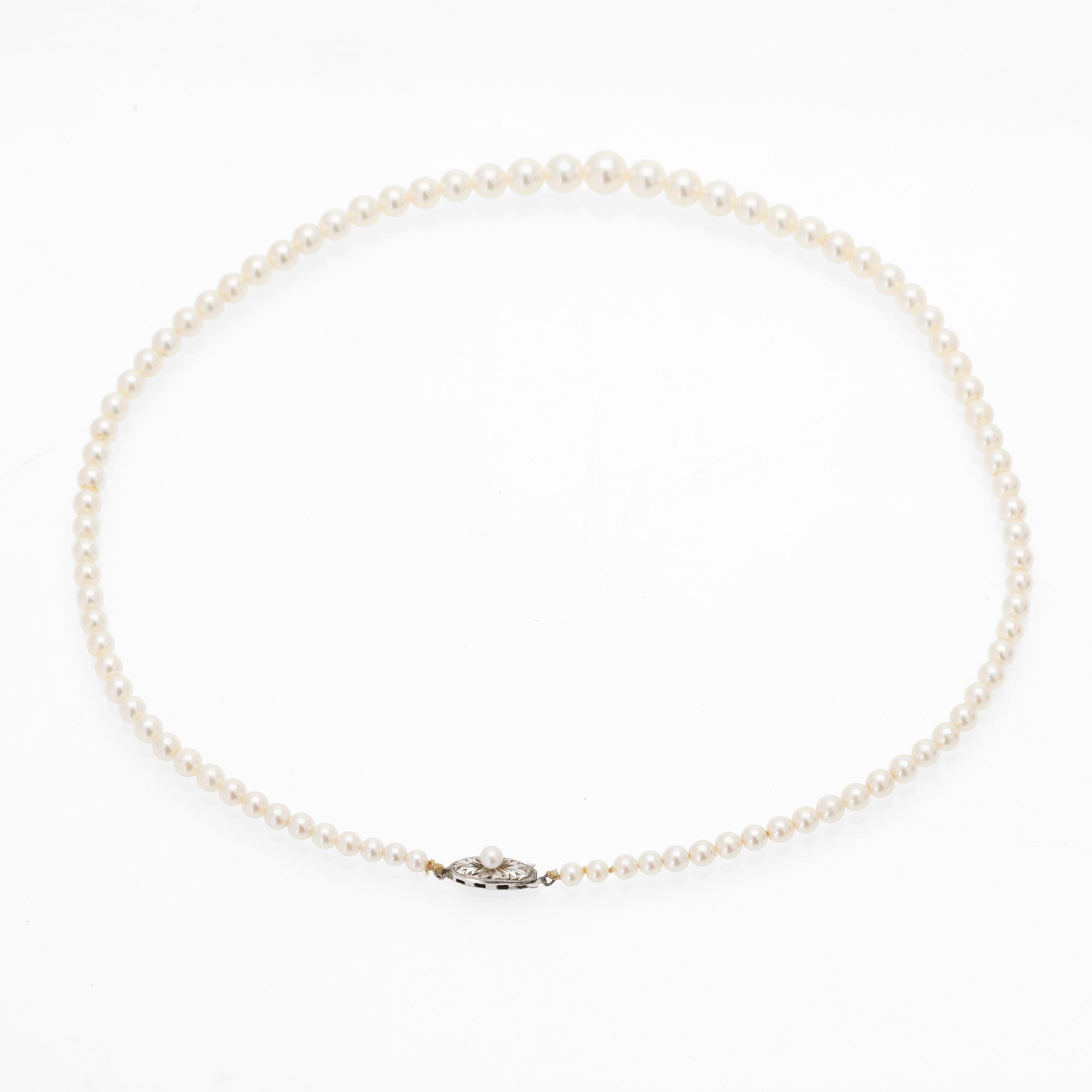 Necklace of graduated cultured pearls with a silver clasp.