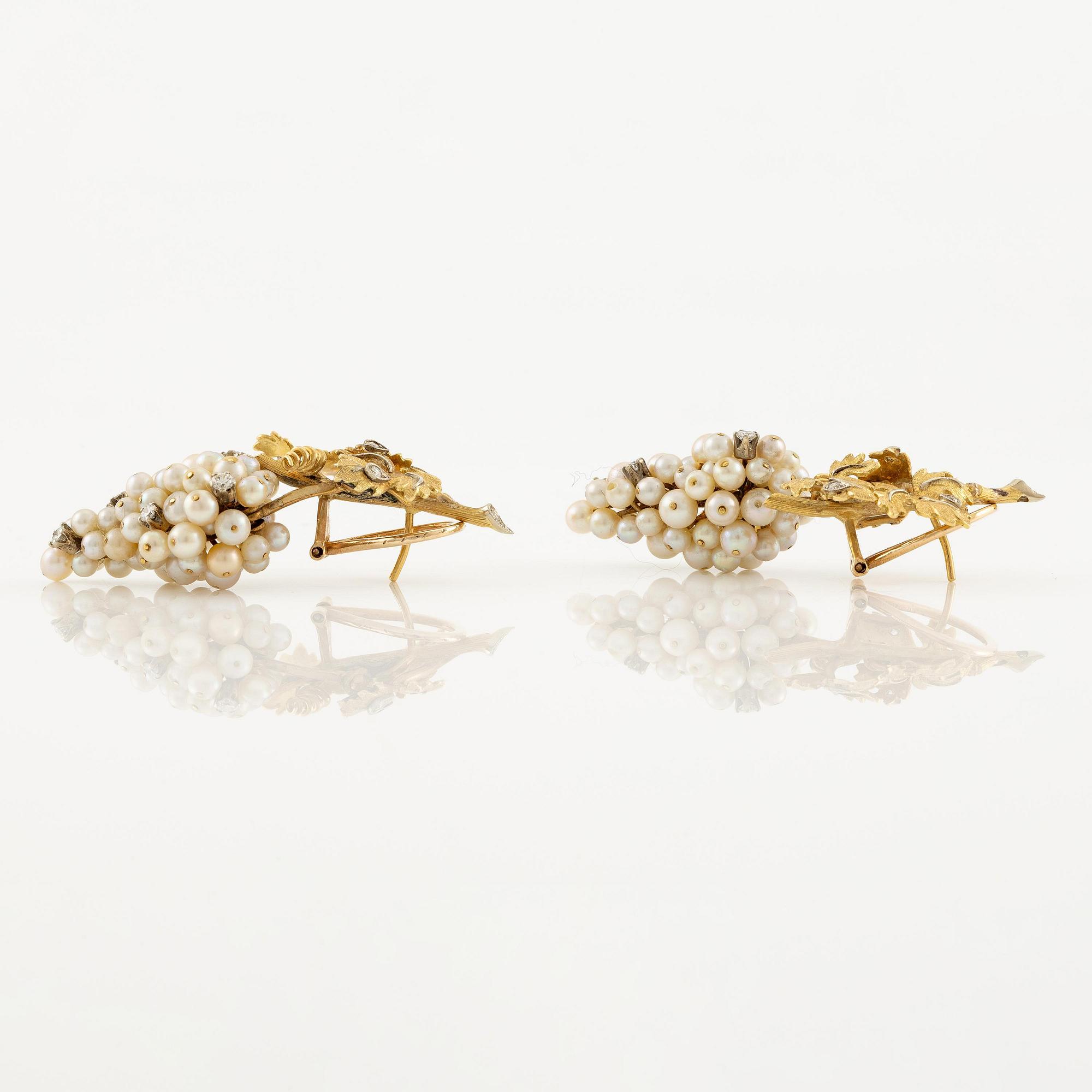 A pair of earrings and a brooch in 18K gold in the form of grapes with pearls and round brilliant-cut diamonds.