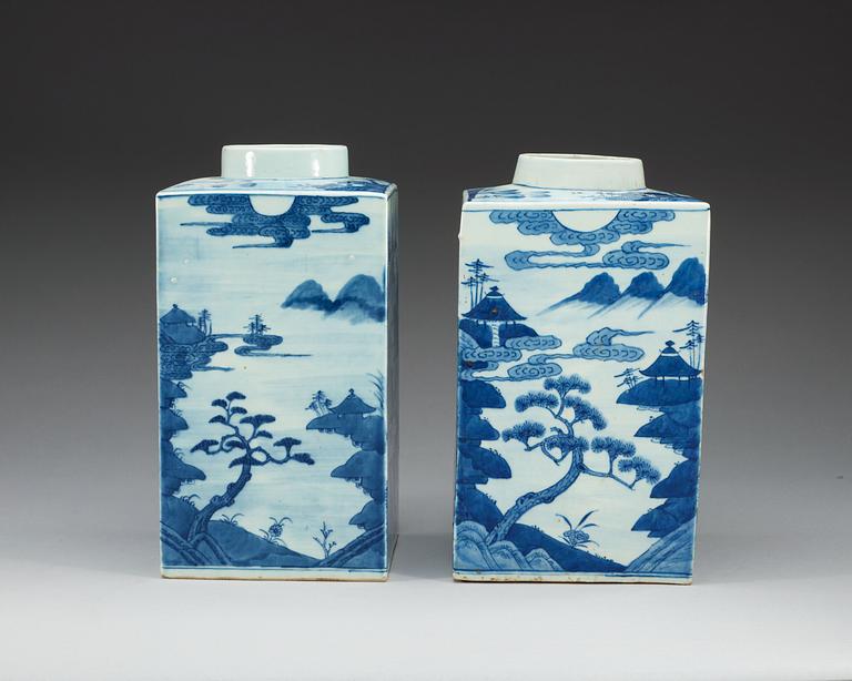 TEBURKAR, två stycken, porslin. Qing dynastin, Jiaqing (1796-1820).