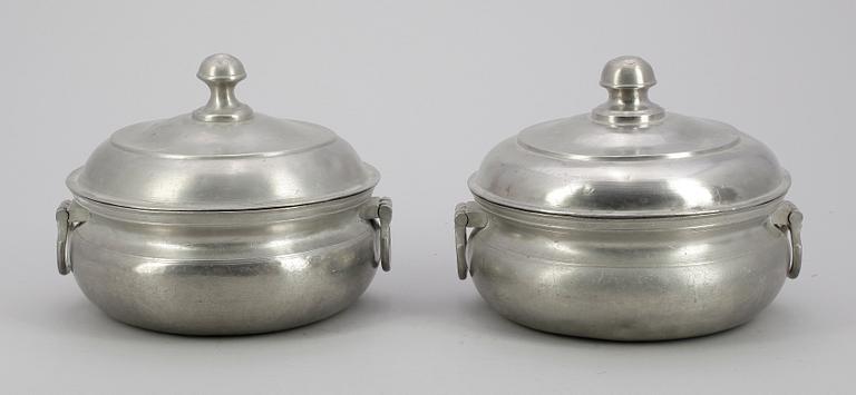 GRÖTSKÅLAR, 2 st, tenn, Eric Wikgren, Nyköping, 1800-talets första hälft.