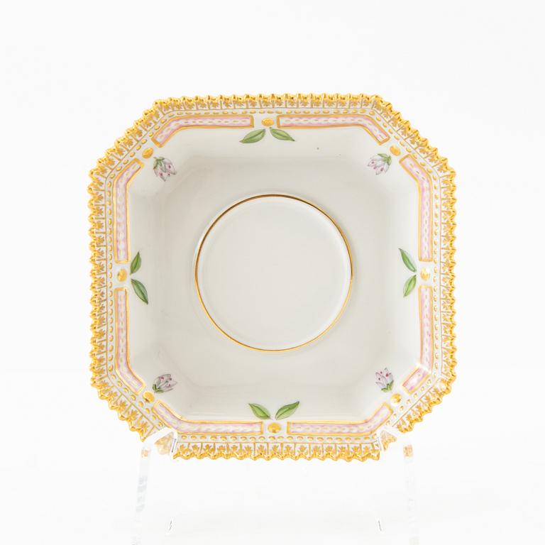 Crèmekopp med lock och fat, porslin, "Flora Danica", Royal Copenhagen, Danmark.