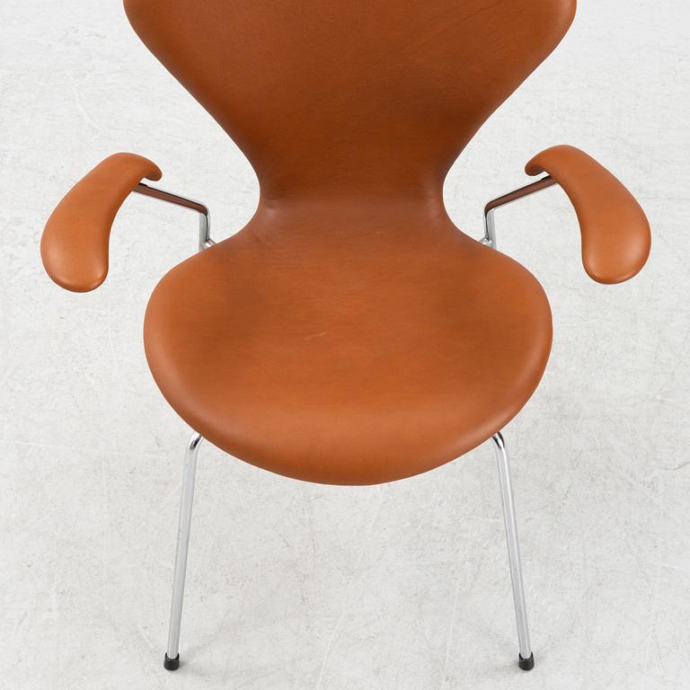 A 'Series 7' leather upholstered armchair by Arne Jacobsen for Fritz Hansen.