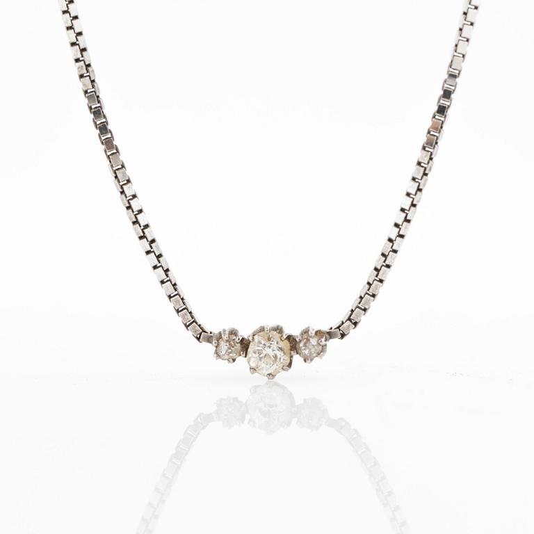 Collier, 18K vitguld med tre briljantslipade diamanter.