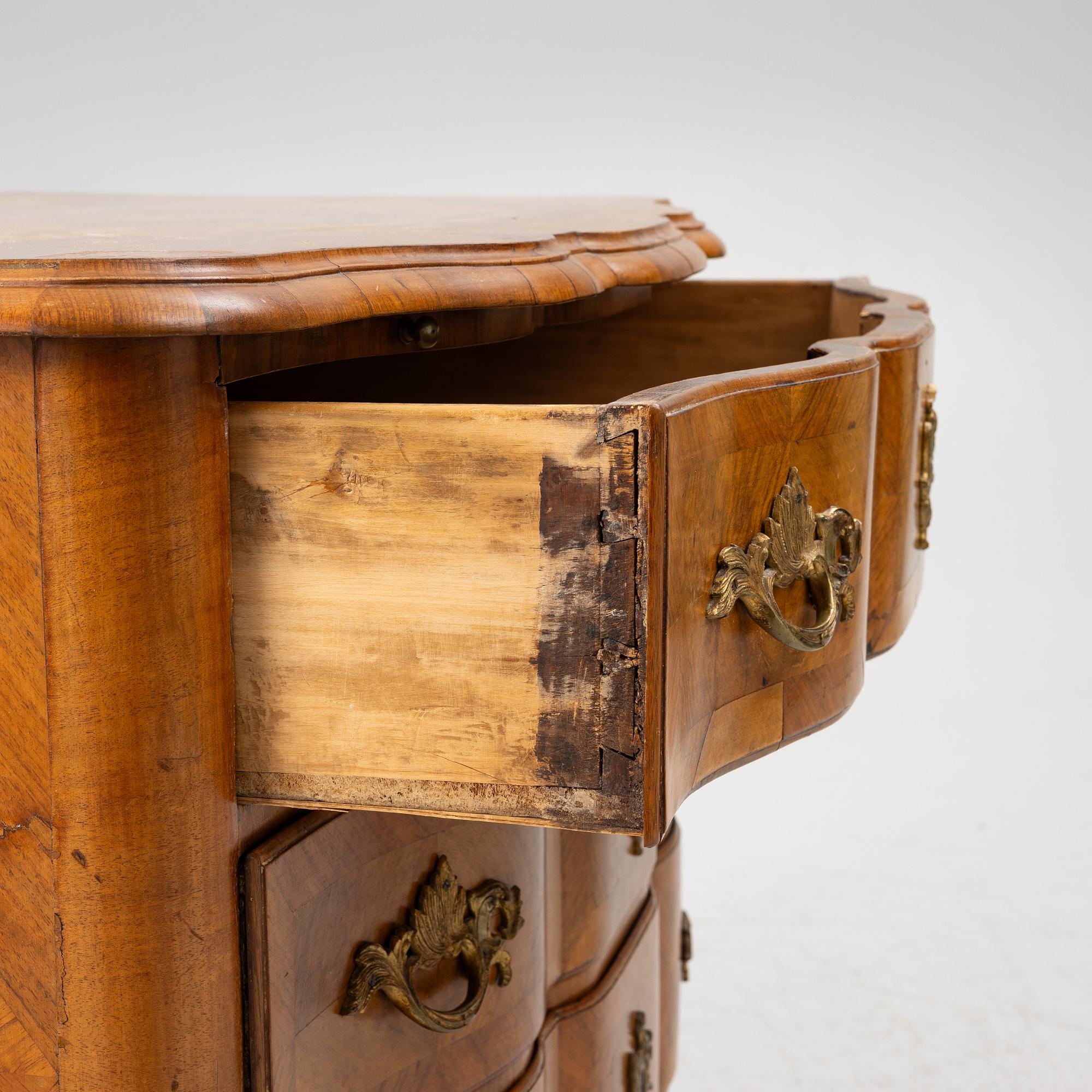Barock, A late Baroque chest of drawers, 18th century.