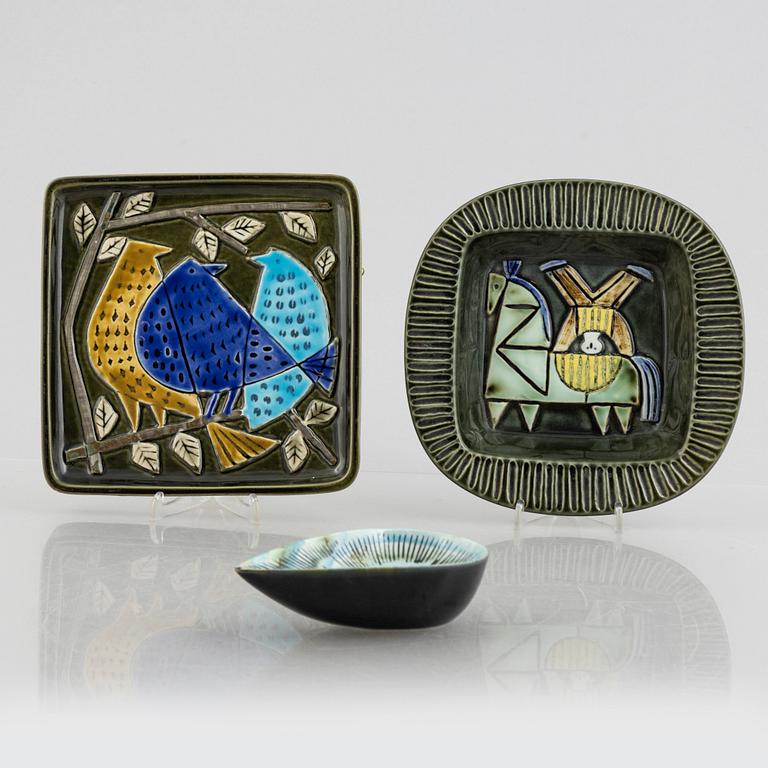 Lisa Larson, askfat och väggrelief ur serien "Harlekin" och ljusstake ur serien "Advent", Gustavsberg.