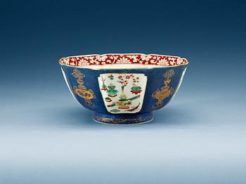 1393. A famille verte and powder blue bowl, Qing dynasty, Kangxi (1662-1722).