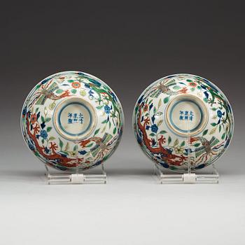 A pair of dragon and fenix bowls, late Qing dynasty (1644-1912), with Kangxi six character mark.