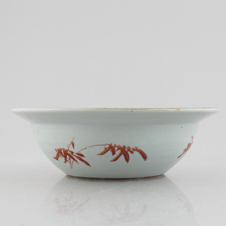A porcelain bowl/wash basin, China, late Qing dynasty.