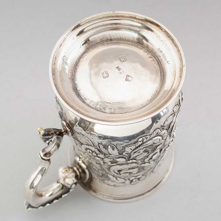 MUGG, silver, Louis Black, London 1763. Vikt ca 330 gram.