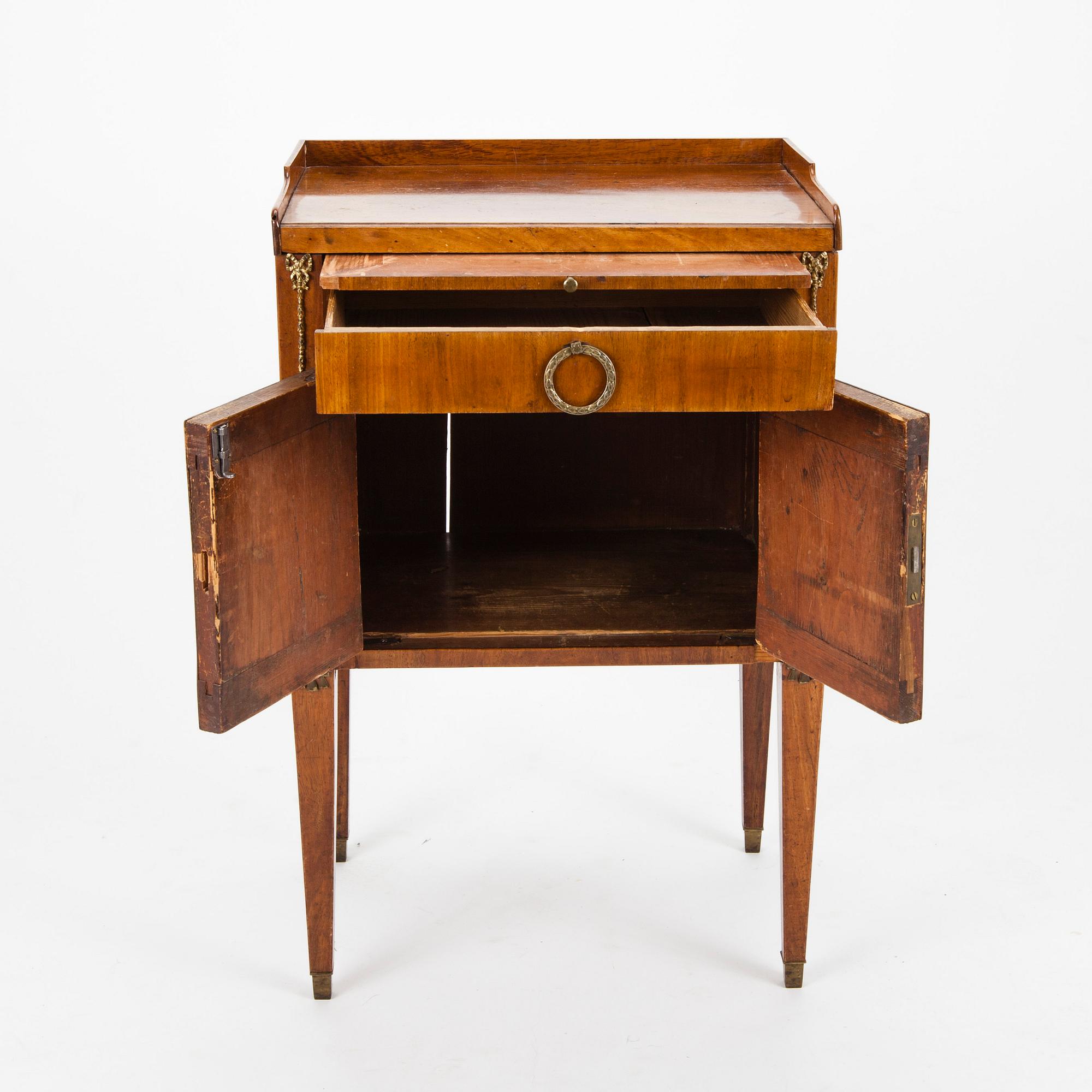 POTTSKÅP, gustaviansk, 1700-talets slut.