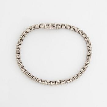 Brilliant-cut diamond tennis bracelet.