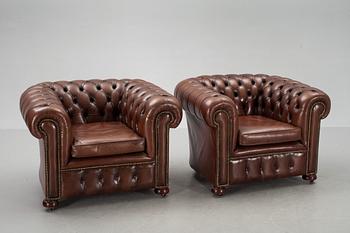 FÅTÖLJER, ett par, Chesterfield-modell 1900-talets andra hälft.
