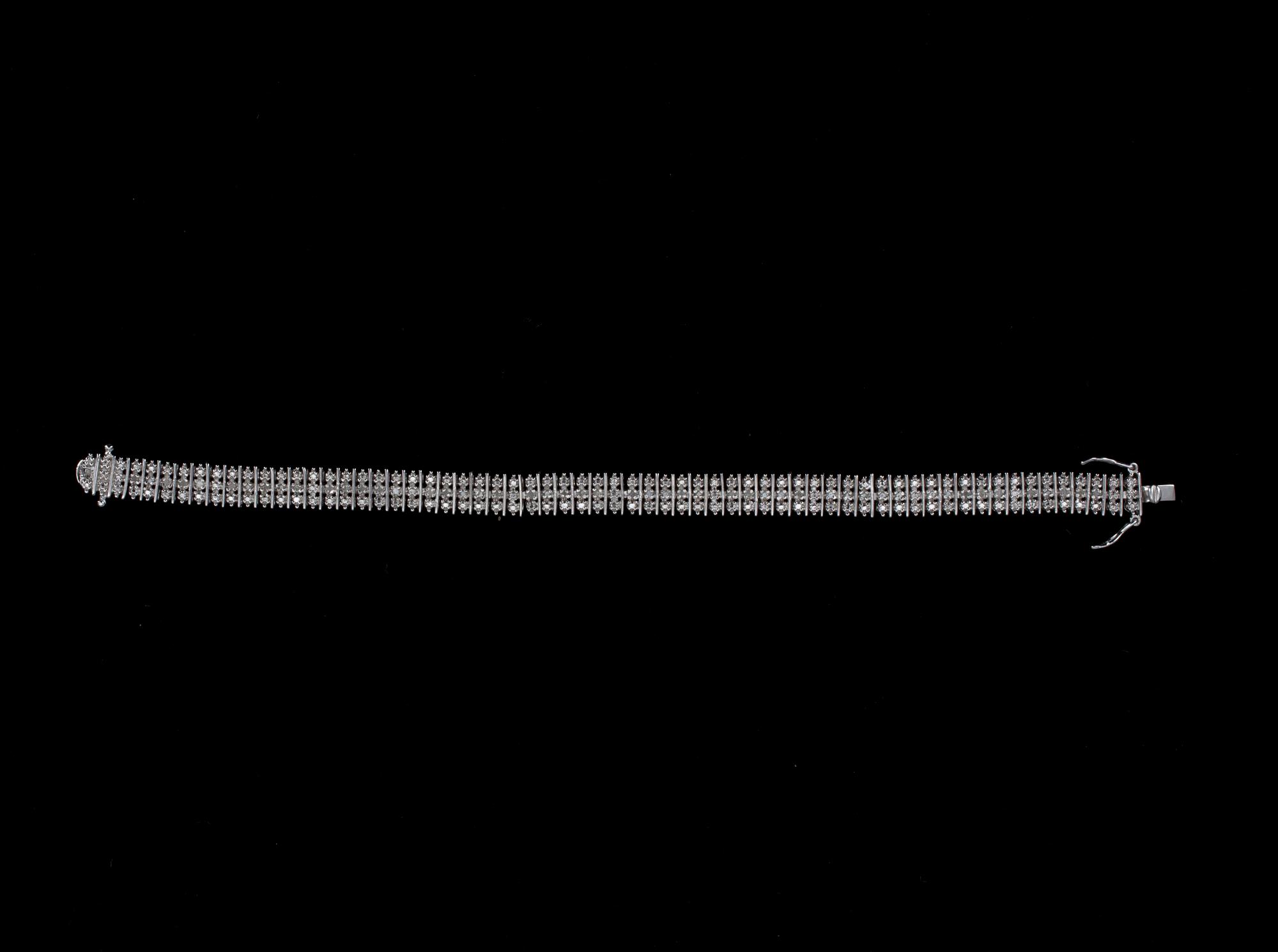 ARMBAND, silver med små diamanter. 1900-talets slut.