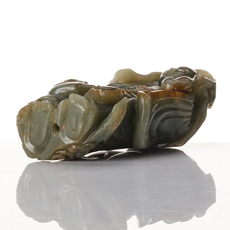 A nephrite sculpture of Guanyin, Qing dynasty, 19th Century.