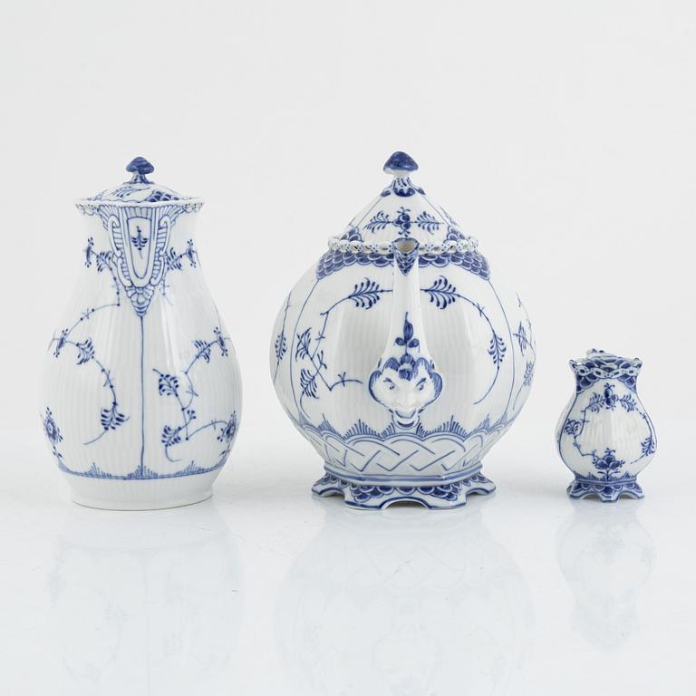 24 pieces to a porcelain coffee and tea service, "Musselmalet", Royal Copenhagen, Denmark.