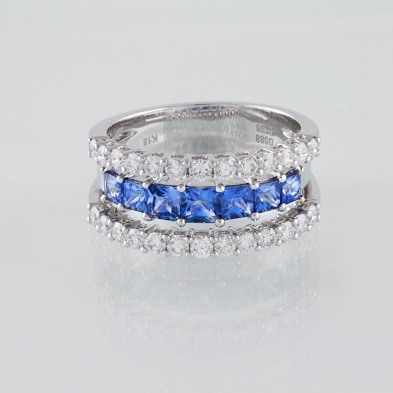 RING, 18K vitguld med 26 briljantslipade diamanter 0.88 ct samt 7 blå safirer 1.36 ct. Vikt 7,8 gram.