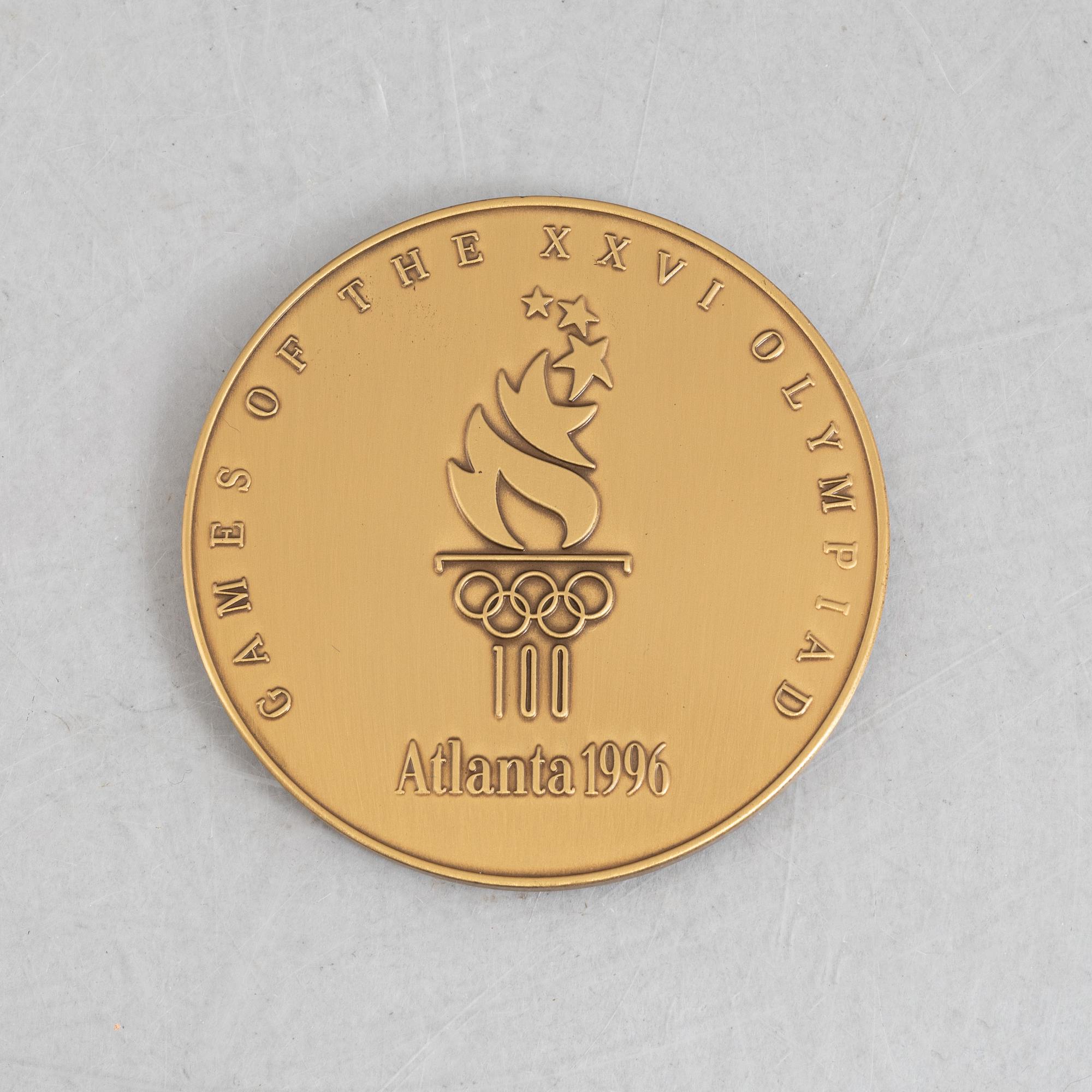 Deltagarmedalj OS, Atlanta 1996 samt tygmärke för den svenska OS-truppen.