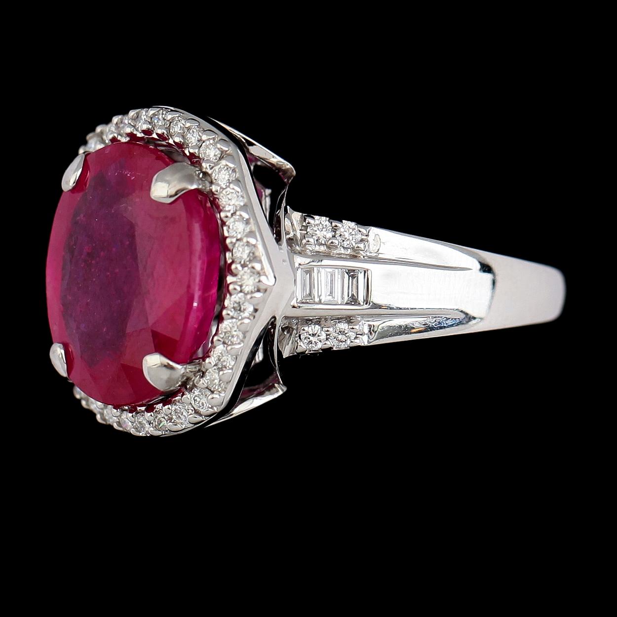 RING, 18K vitguld, rubin, briljant- och baguettslipade diamanter. Vikt ca 8 g.