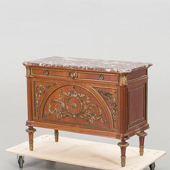 BYRÅ Louis XVI-stil 1900-talets första hälft.