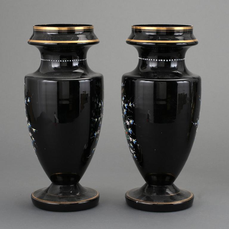 URNOR, ett par, glas och emalj, England, 1900-tal.