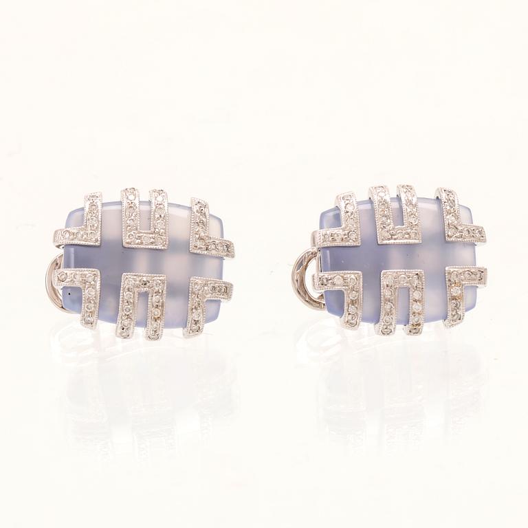 Örhängen 18k vitguld, briljantslipade diamanter och troligen kalcedon.
