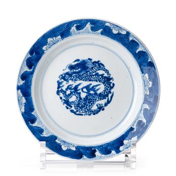 829. A blue and white dragon dish, Qing dynasty, Kangxi mark and period (1662-1722).