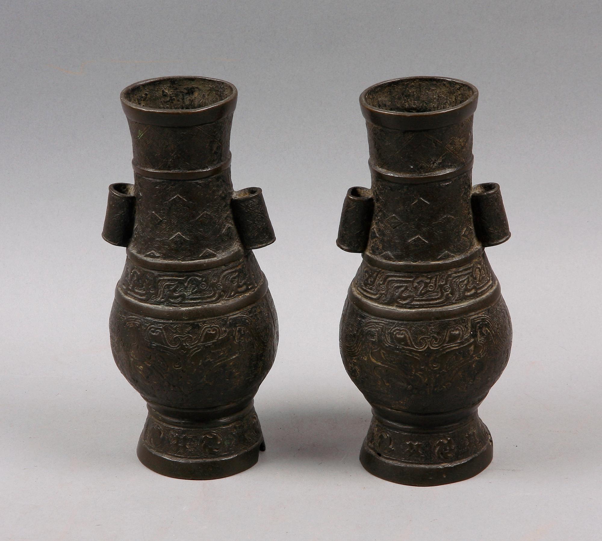 DEKORATIONSVASER, ett par, brons, Kina. 1800/1900-tal.