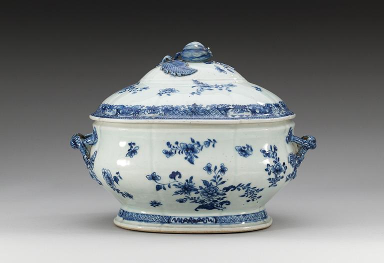 A blue and white tureen and cover, Qing dynasty, Qianlong (1736-95).