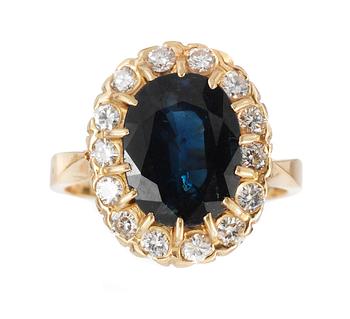 587. RING, set with blue sapphire, 3.80 cts, and brilliant cut diamonds, 0.56 cts.