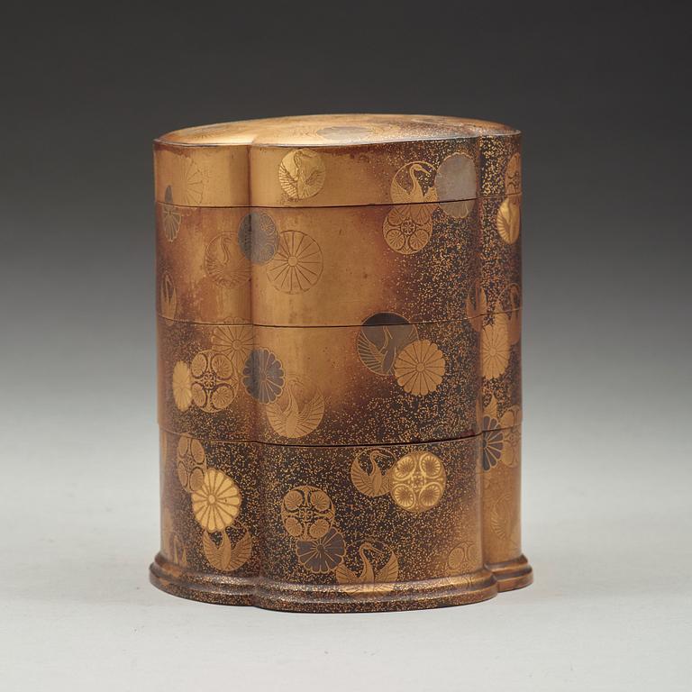 A Japanese lacquer box, Meiji period (1868-1912).