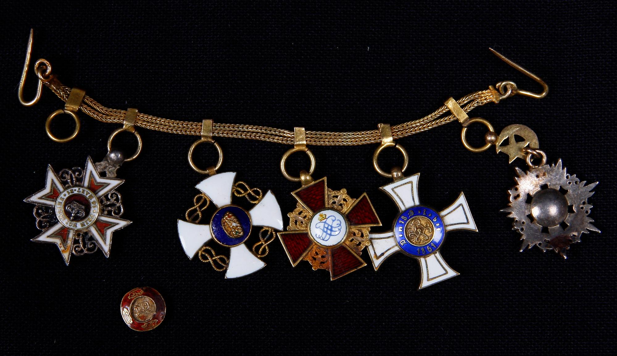 ORDENSMINIATYRER, 5 st, på släpspänne troligen av guld, 1900-talets början.