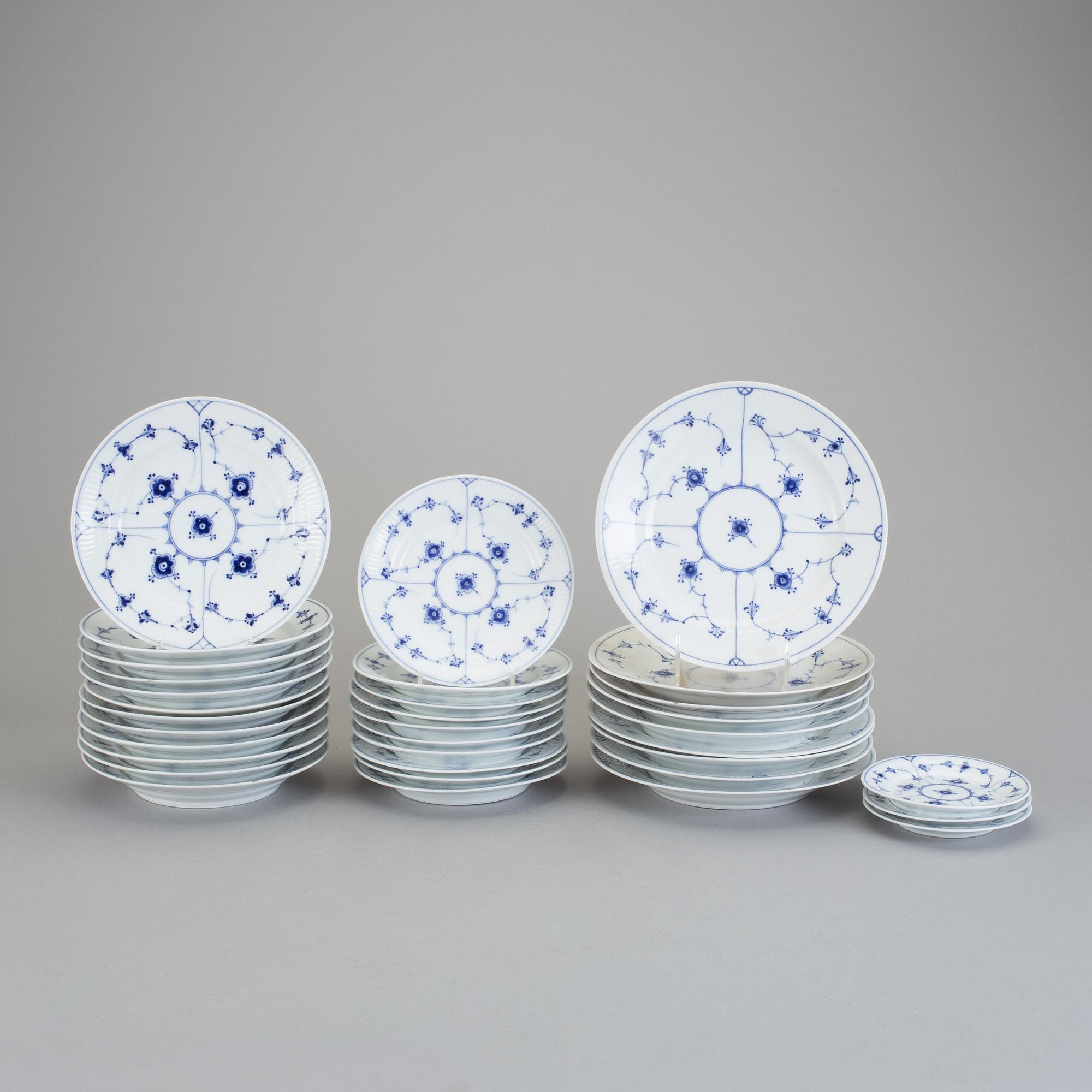 SERVISDELAR, 53 delar, porslin, "Musselmalet", Royal Copenhagen.