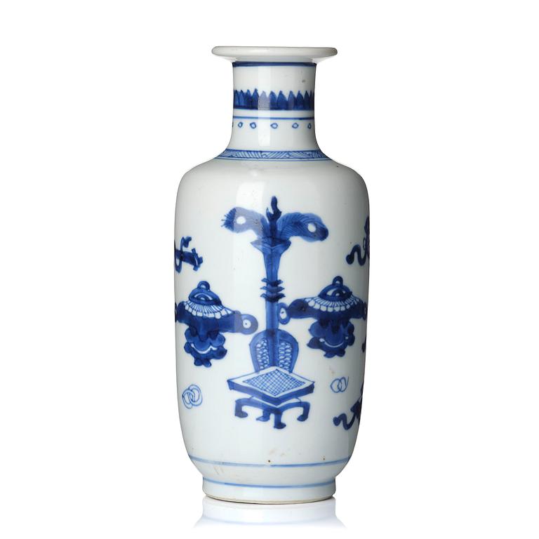 A blue and white roleau vase, Qing dynasty, Kangxi (1662-1722).