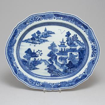 A blue and white export porcelain serving dish, Qing dynasty, Qianlong (1736-95).