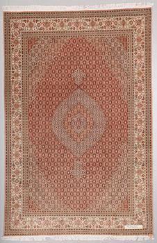 MATTA, Täbriz. Ca 306 x 202 cm.