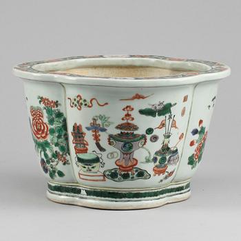 YTTERFODER, porslin. Qing dynastin (1644-1912).