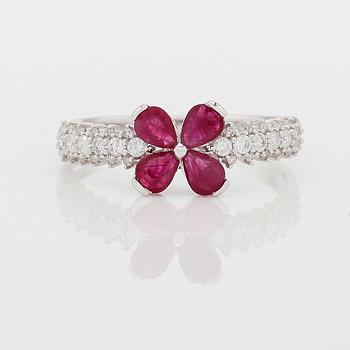 RING, 18K vitguld, diamanter tot ca 0.23 ct. och rubiner tot ca 0.69 ct.