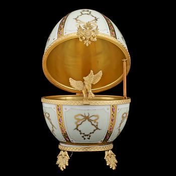 ÄGG, Fabergé collection, "Love Doves Egg", porslin och förgyllt silver, Limoges, Frankrike, 1900-talets andra hälft.