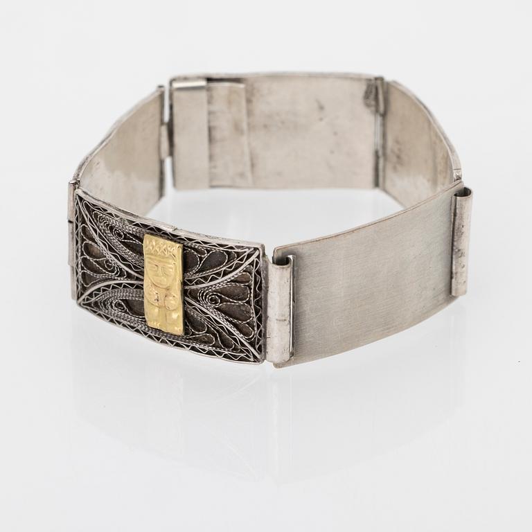 Armband av silver med detaljer av guld, Sydamerika 1950/60-tal.