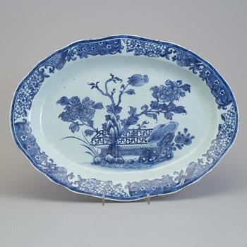 A blue and white porcelain platter, Qing dynasty, Qianlong (1736-95).