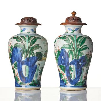 A pair of wucai decorated vases, Transition, 17th century.