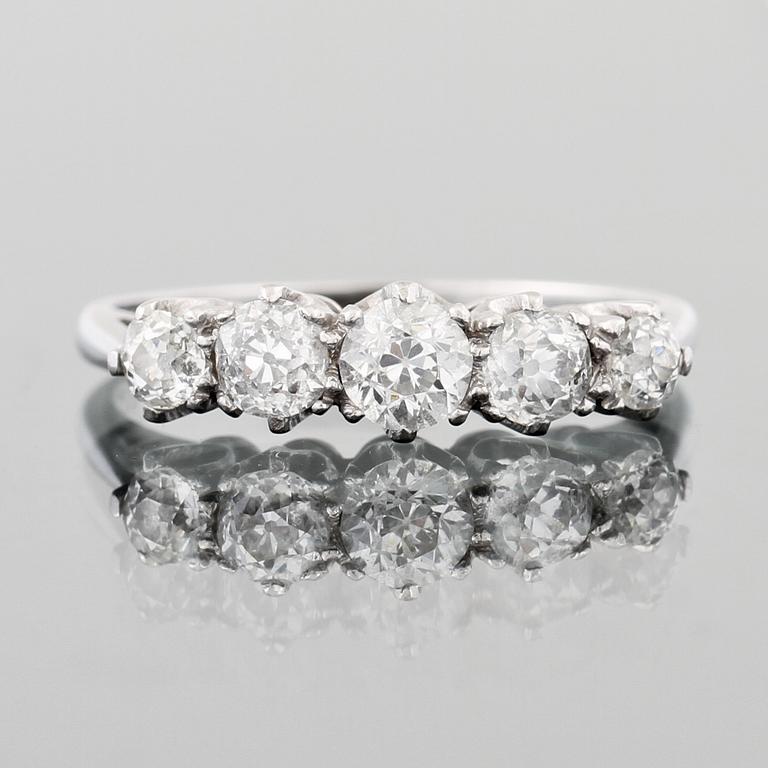 RING, platina med 5 äldre briljantslipade diamanter, utländska stämplar. Vikt 3,3 g.