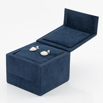 Örhängen 14K vitguld med opaler och  diamanter.