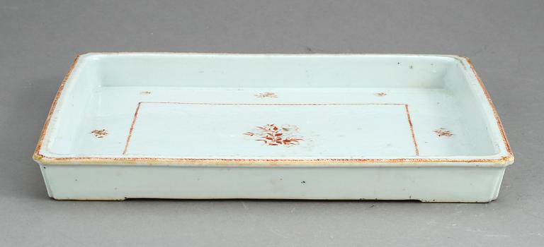 BRICKA, kompaniporslin. Kina, 1700-tal.