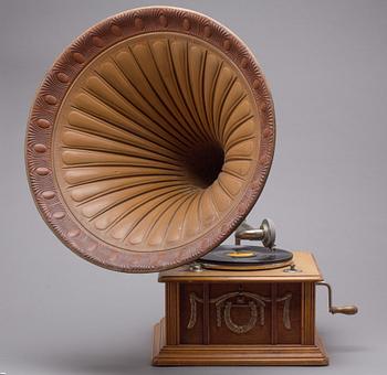 TRATTGRAMMOFON, omkring sekelskiftet 1900.